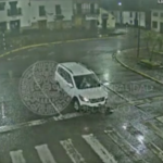 Impactante: Conductor atropella a una pareja y escapa del lugar con el carro destrozado