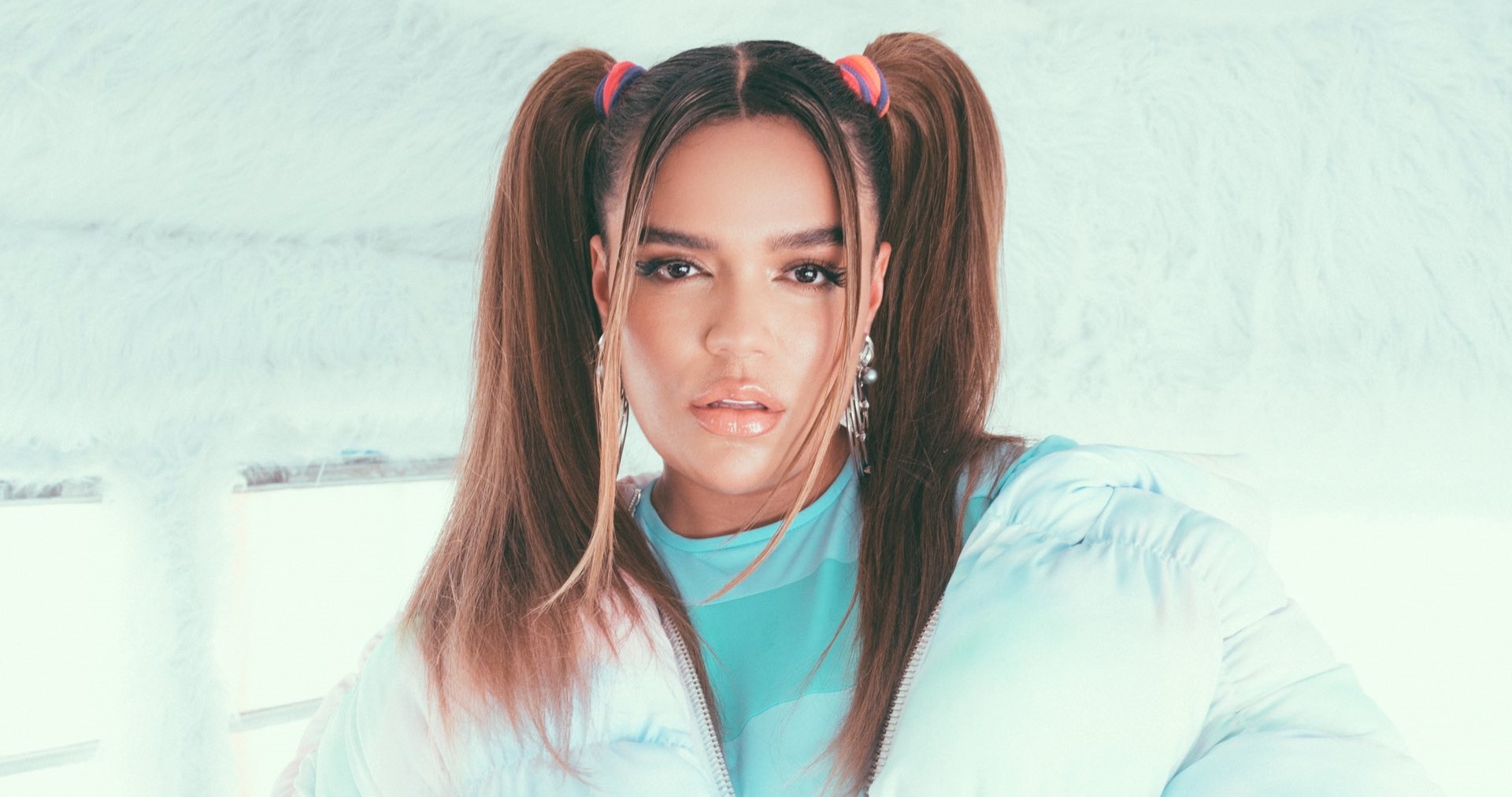 ¡Fuerte caída! Así rodó Karol G sobre las escaleras en un concierto que dio en Miami