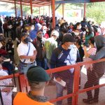 Aglomeraciones y largas filas en reinicio de vacunación de niños en Huehuetenango