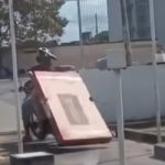 Video: Pareja compra pantalla y se les cae cuando la trasladaban en motocicleta