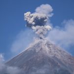 Reportan que el Volcán de Fuego aumenta su actividad eruptiva y genera avalanchas en la barranca Ceniza