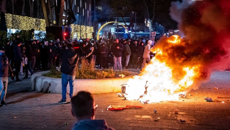 Covid-19 en Países Bajos: manifestantes chocan con la policía en una protesta contra las nuevas medidas para controlar la pandemia