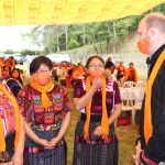 Embajador de EE. UU. visita Chichicastenango y resalta el valor del emprendimiento de la mujer