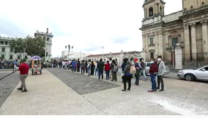 Largas filas en la Guardia de Honor y en Plaza de la Constitución para obtener la segunda dosis de Pfizer para menores de 12 a 17 años