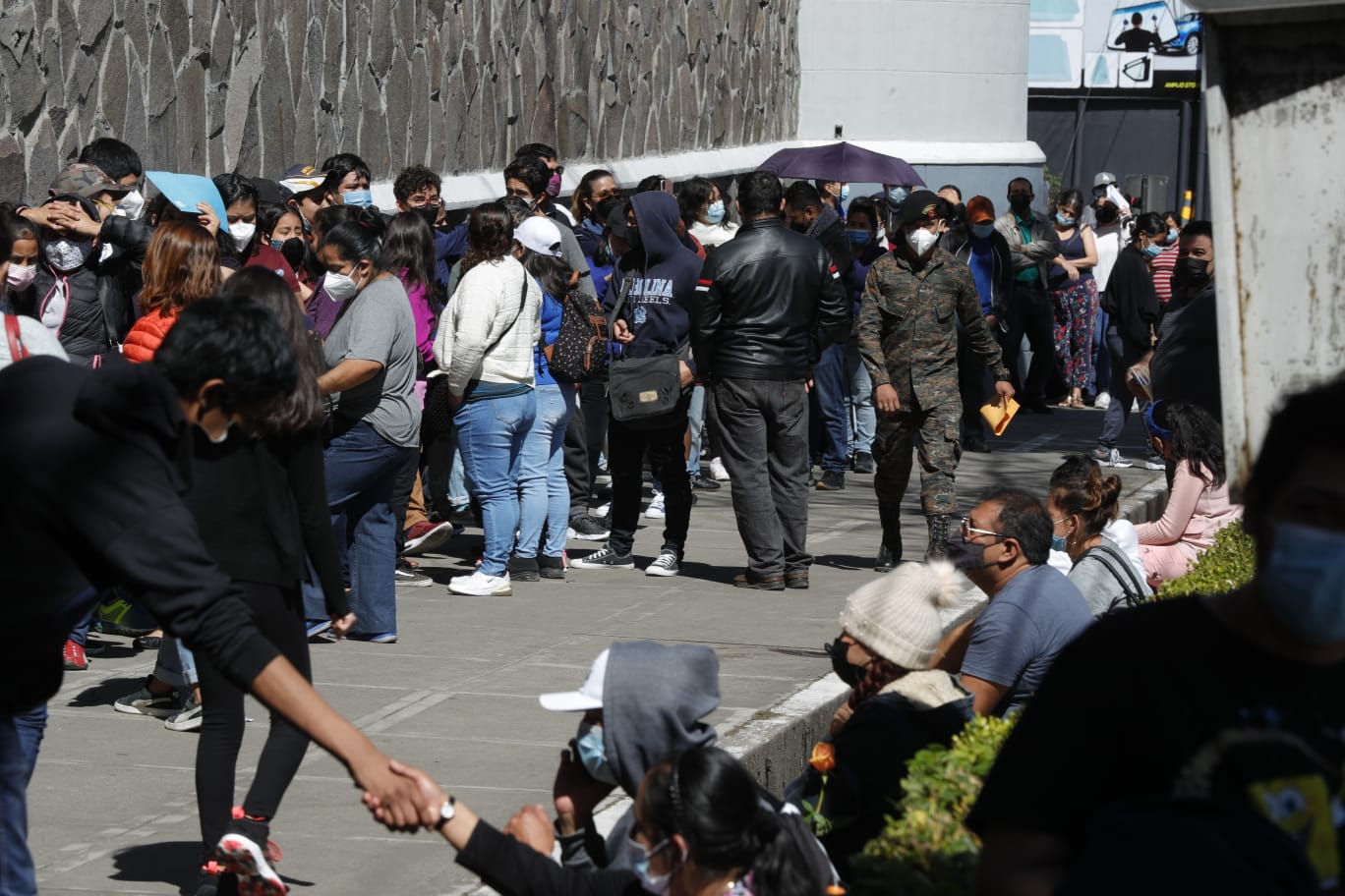 Guatemaltecos acuden a puestos para vacunar a menores de entre 12 y 17 años