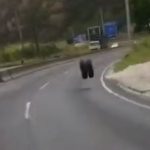 Video: captan el insólito momento en que dos llantas ponen en peligro a pilotos en la ruta al Pacífico