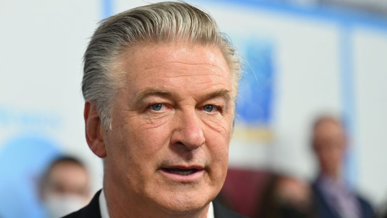 Alec Baldwin es demandado por el tiroteo fatal de “Rust”