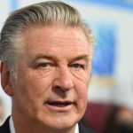 Alec Baldwin es demandado por el tiroteo fatal de “Rust”