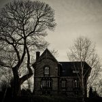 La casa embrujada donde vuelan piedras y asusta a sus habitantes (la magia negra y el misterio del antiguo guardián)