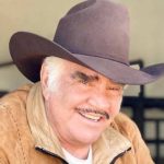 “Durante el día se muestra despierto e interactuando”: Familia de Vicente Fernández reporta mejoría del cantante mexicano