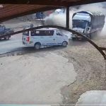 Cámara capta el brutal accidente entre un camión y dos microbuses que dejó muertos y heridos en Perú