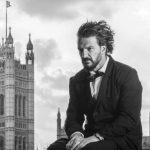 Ricardo Arjona lanzará su libro “Blanco y Negro” con material inédito
