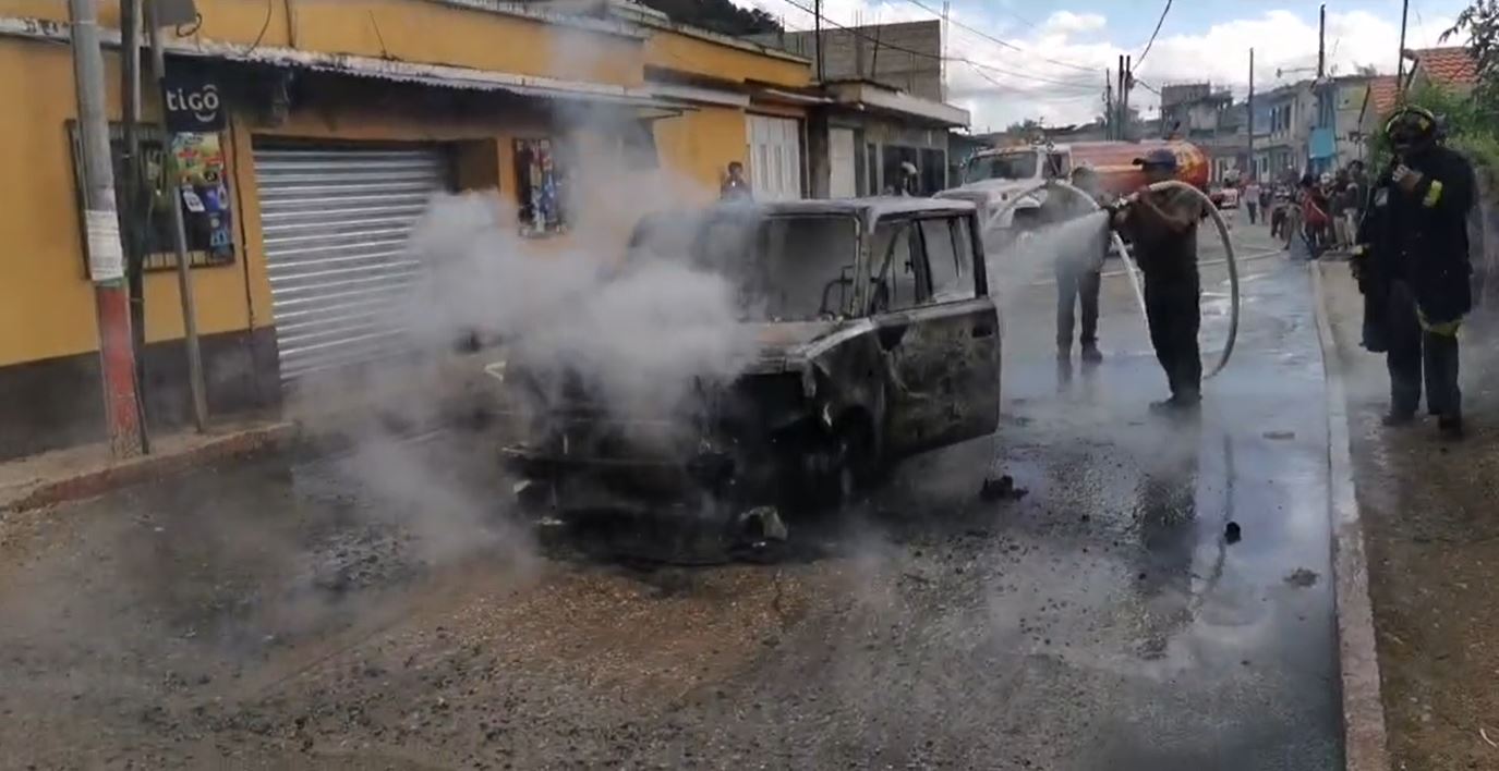 Queman vehículo de supuestos asaltantes que se salvan de ser linchados