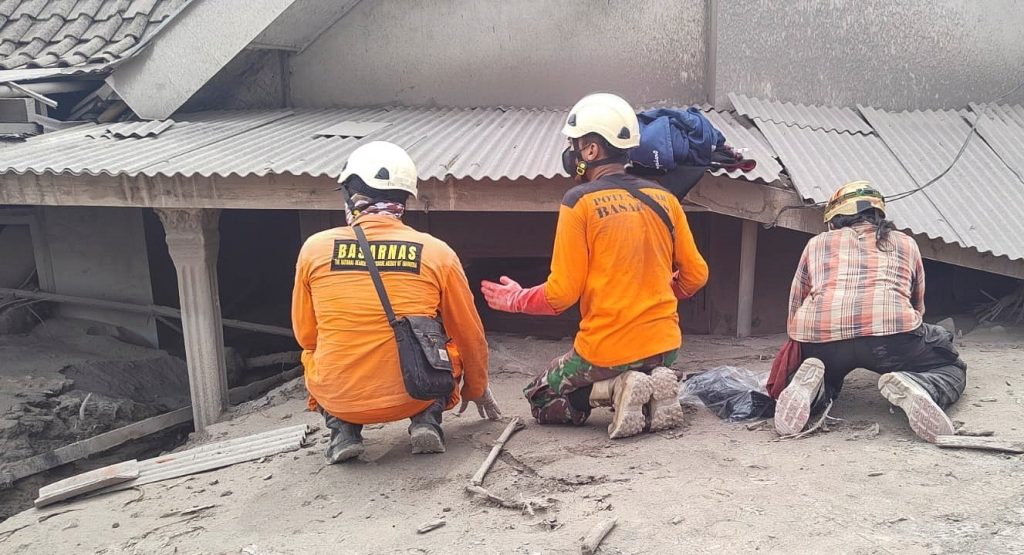 Fotos y videos: La erupción del volcán Semeru deja al menos 13 muertos y un paisaje lunar en la isla de Java 