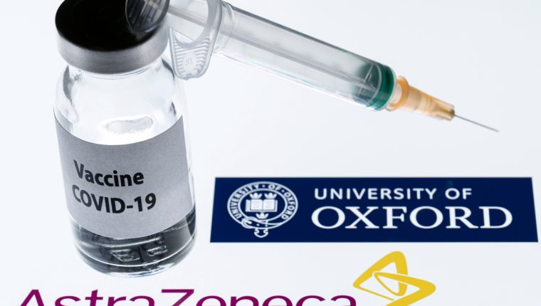 Científicos creen haber descubierto el detonante del desarrollo de unos inusuales trombos tras recibir la vacuna de AstraZeneca