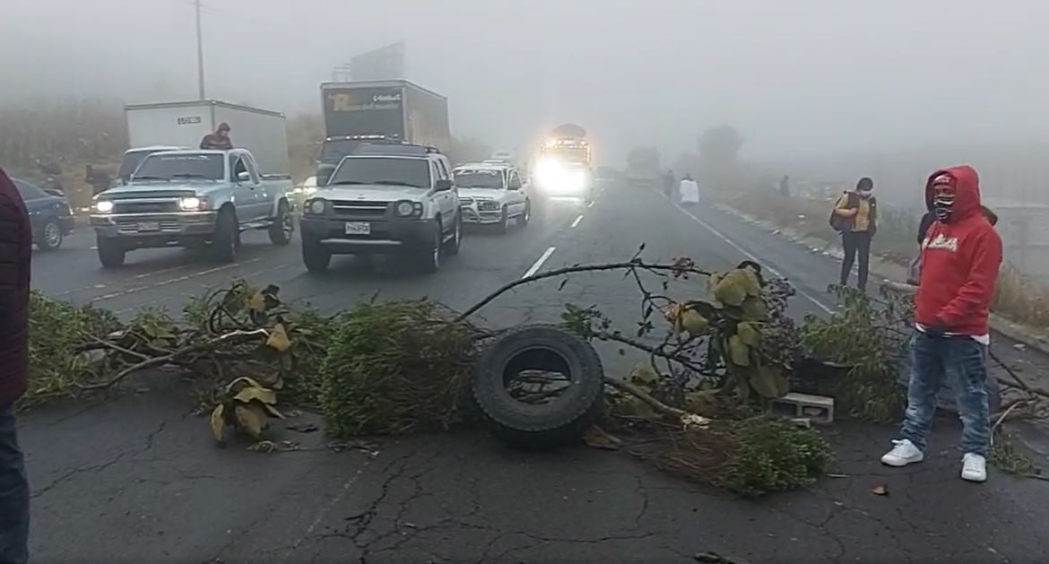 Pobladores de Santa Catarina Ixtahuacán bloquean por segundo día la ruta Interamericana para exigir justicia por masacre