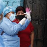 Los ingresos a hospitales se reducen hasta un 45 % con la variante ómicron, afirma estudio