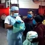 “Mi hijo se muere”: el dramático llamado de una madre que corría con su bebé por las calles de Villa Nueva
