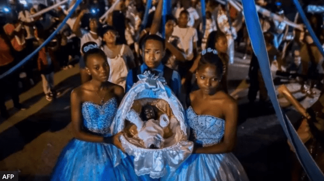 En Colombia, un pueblo celebra Navidad con un Niño Dios negro en Febrero