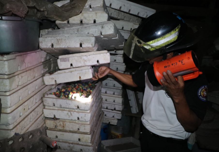 Un hombre fallecido y otro sufre quemaduras en explosión de cohetería en Mixco