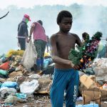 El niño y el árbol de Navidad: la historia detrás de una foto viral que retrata la pobreza que azota Brasil