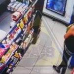Graban la forma en que opera mujer para robar mercadería en negocio de la capital