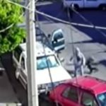 Graban cuando un niño jugaba “a manejar un auto” y arrolla a su abuelo