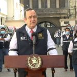 “No los usen para salir a chupar”, dice el presidente Giammattei a inspectores de Trabajo a quienes entregó vehículos nuevos