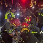 Jóvenes ingerían licor y reunión terminó en tragedia cuando cayeron a un barranco y uno falleció