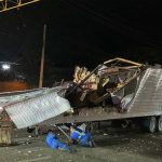 Lo que se sabe de las empresas a las que pertenecían el tráiler y el furgón en que viajaban los migrantes que se accidentaron en México