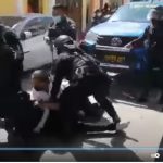 Video: Antimotines desalojan a familiares de Melissa Palacios que exigían justicia frente a un juzgado de Zacapa