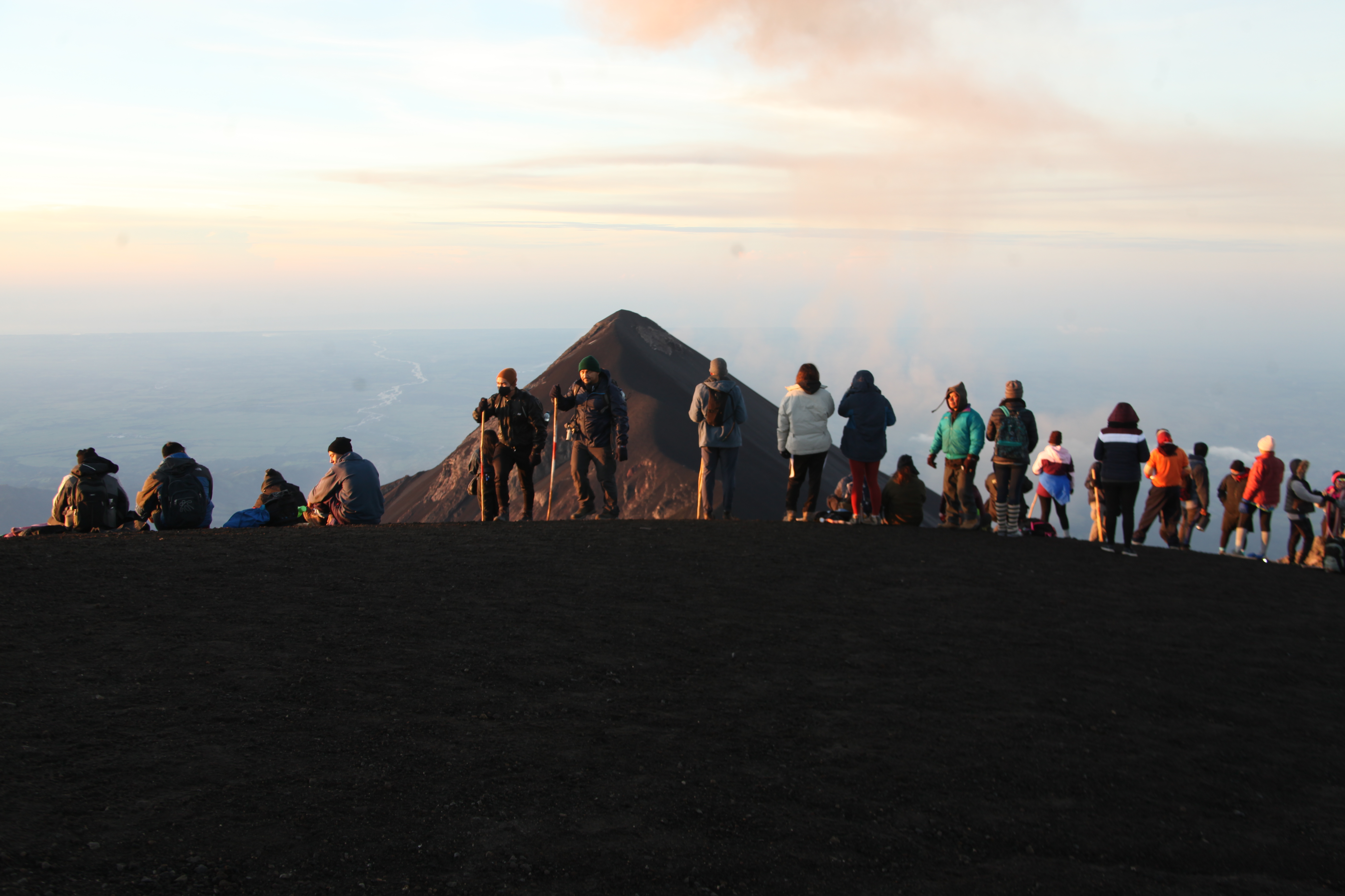 Restringen ascenso del volcán Acatenango ante acercamiento de turistas a peligroso cráter