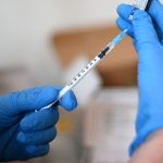 La vacuna contra el covid-19 de Pfizer y BioNTech es “eficaz” contra variante ómicron después de “tres dosis” afirma estudio