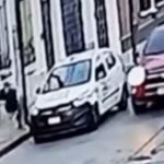 Cámara capta el momento en que un taxista es atacado a balazos por otro conductor