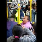 Escándalo en el Transmetro: mujer lanza insultos y escupitajos mientas usuarios piden que la bajen de la unidad