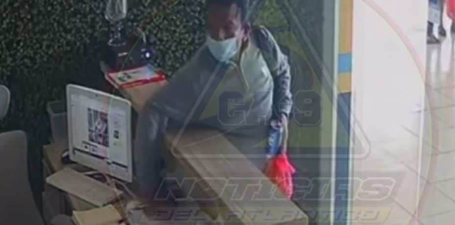 Video: los 30 segundos que necesitó un hombre para robar un celular en negocio de la zona 18