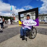 Un grupo de personas realizan marcha pacifica en el día internacional de las personas con discapacidad