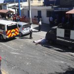 Motorista muere al caerle un vehículo mientras transitaba en una calle de la zona 7