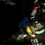 Socorristas rescatan a varias personas que se perdieron en un barranco de la zona 12 capitalina