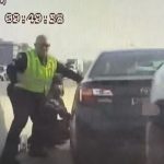 En video: policía y conductor casi pierden la vida al ser embestidos por un vehículo