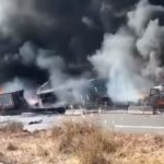 En imágenes: cámara capta el momento en que dos tráileres son consumidos por las llamas tras fuerte choque