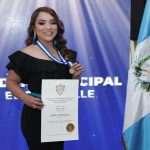 Andrea Domínguez, periodista de Noticiero Guatevisión, recibe la Orden Edgar Valle, de la Municipalidad de Guatemala