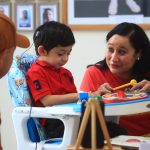 “Me negaba a aceptar que mi hijo no escuchaba” Madre es testigo de como su hijo recibió un implante coclear