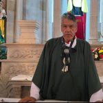 Sacerdote mexicano es apodado “padre pistolas” por oficiar misa con un revólver en la cintura y promover el uso de las armas