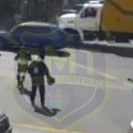 Imágenes: captan en video el momento en que agentes de Tránsito son agredidos tras colocar infracciones