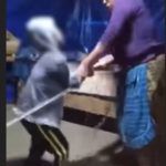 “¡Ya no, mamita. Me duele!”: cámara capta el brutal castigo que una mujer les da a dos niños que permanecen atados de manos