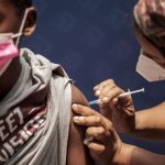 Covid: los casos diarios de ómicron caen rápidamente en Sudáfrica a un mes de haberse disparado