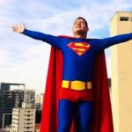 El “Superman brasileño” intentó frenar un bus con sus manos, pero terminó atropellado