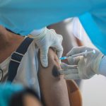 Coronavirus en el mundo: Desarrollador Sputnik dice que su vacuna es altamente eficaz contra ómicron