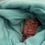 Encuentran un bebé recién nacido abandonado en la basura del baño de un avión